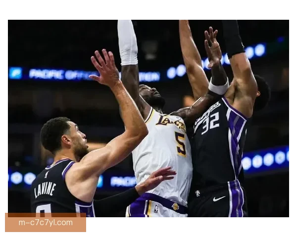 东契奇伤退里夫斯35分湖人险胜